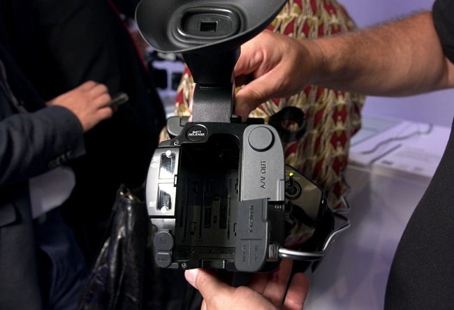 Máy quay Sony HXR-NX200 -3