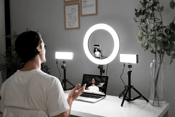 Key light và Ring light - Thiết bị nào phù hợp với Mini studio?