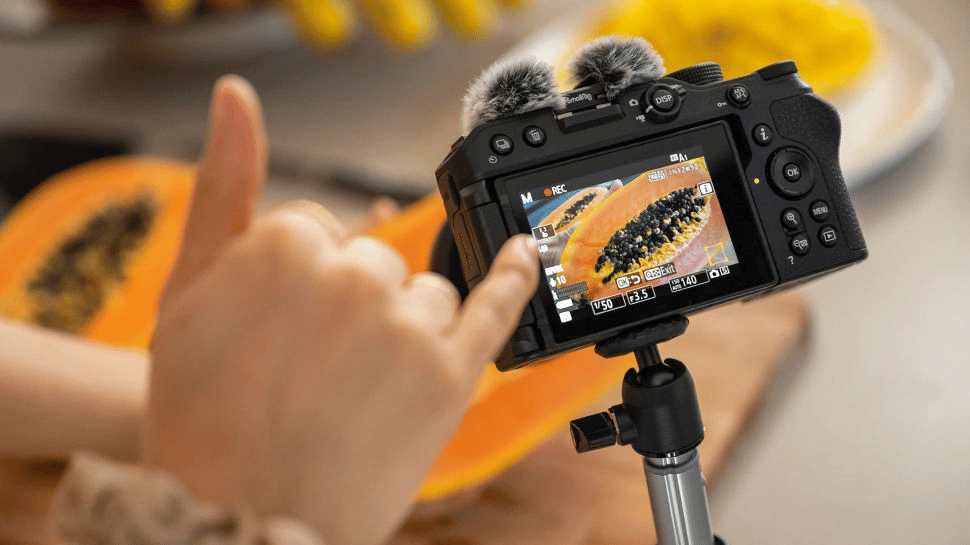 So sánh máy ảnh mirrorless đa năng Canon EOS R100 vs Nikon Z30