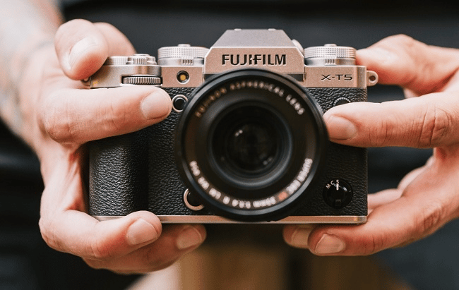 Fujifilm X-T5 và Canon EOS R7: Cuộc chiến không gương lật nâng cao