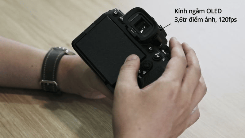 Canon EOS R7 và Sony A7 IV: Chọn máy ảnh crop hay full-frame?