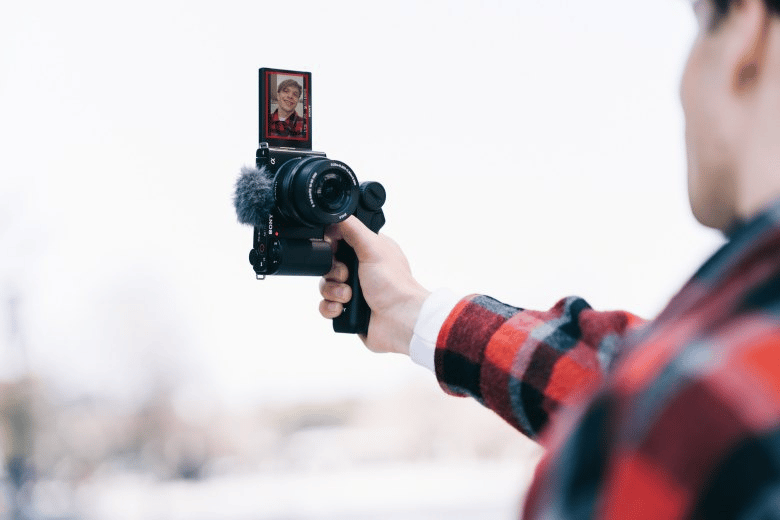 Sony ZV-E10 và Fujifilm X-S10: Đâu là máy ảnh là Vlog tốt nhất hiện nay?