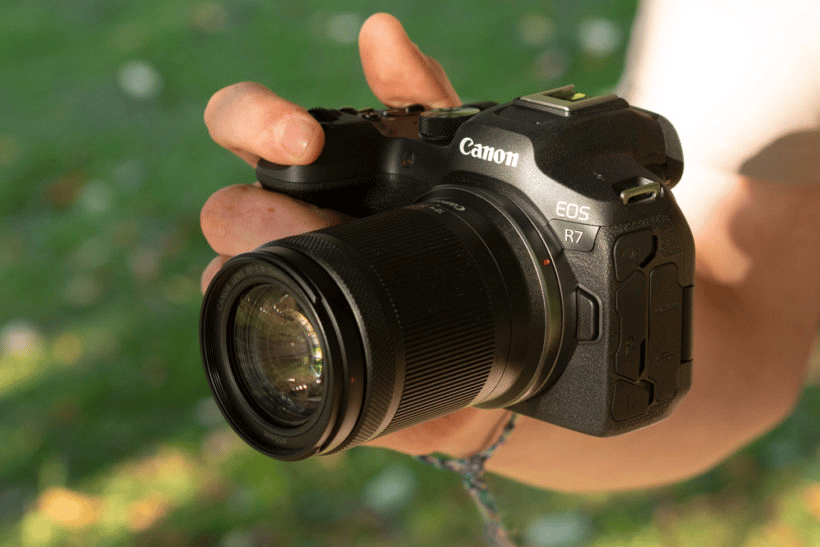 Canon EOS R7 và Canon EOS R6: Cuộc chiến bất phân thắng bại