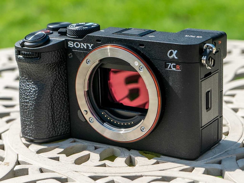 Trên tay Sony a7C II và a7CR, có còn là máy ảnh cấp thấp?