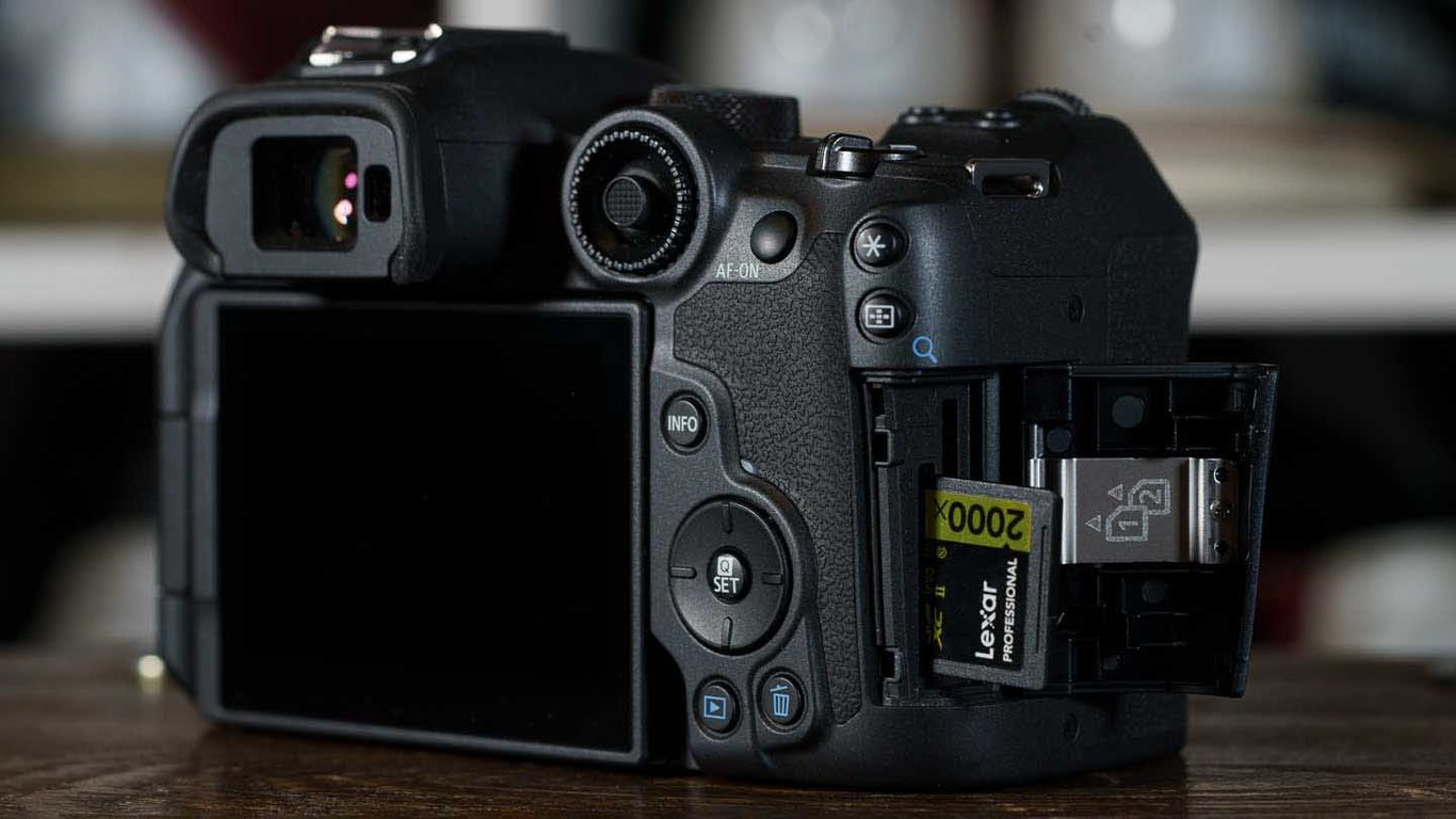 Fujifilm X-T5 và Canon EOS R7: Cuộc chiến không gương lật nâng cao