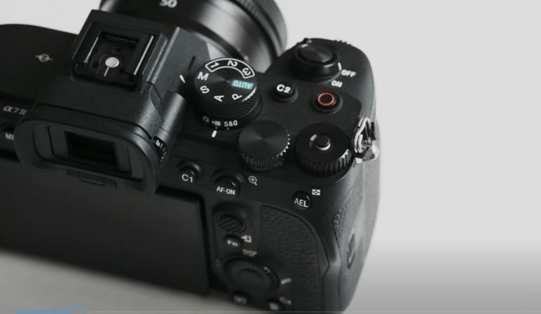 Canon EOS R7 và Sony A7 IV: Chọn máy ảnh crop hay full-frame?