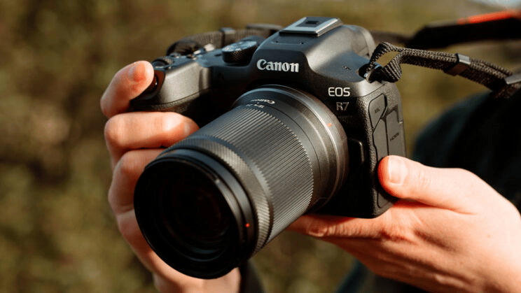 Canon EOS R7 và Canon EOS R6: Cuộc chiến bất phân thắng bại