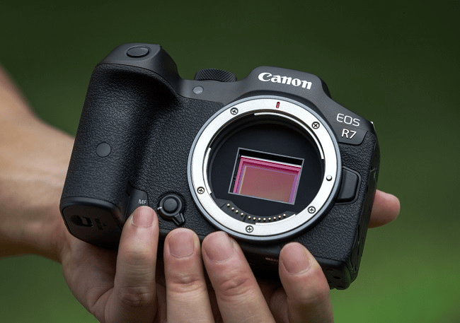 Fujifilm X-T5 và Canon EOS R7: Cuộc chiến không gương lật nâng cao