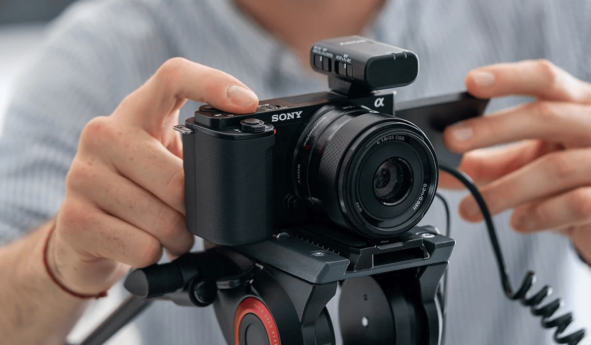 Sony ZV-E10 và Fujifilm X-S10: Đâu là máy ảnh là Vlog tốt nhất hiện nay?