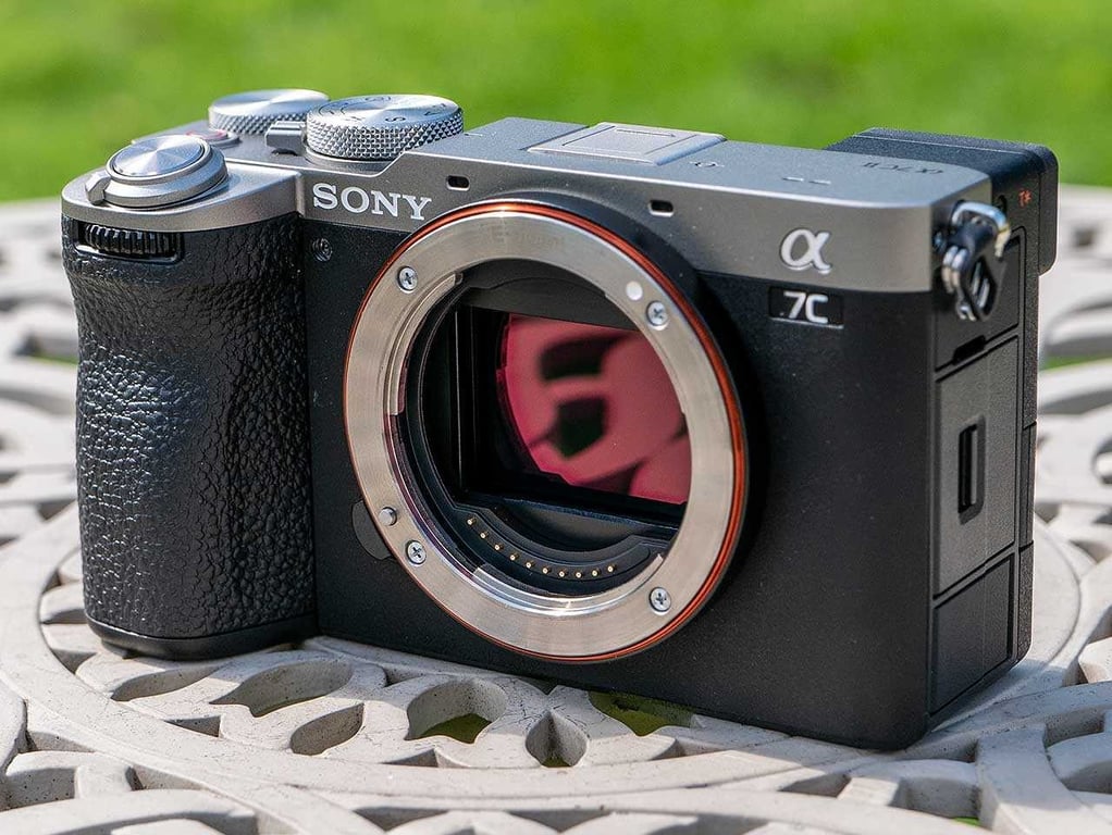 Trên tay Sony a7C II và a7CR, có còn là máy ảnh cấp thấp?